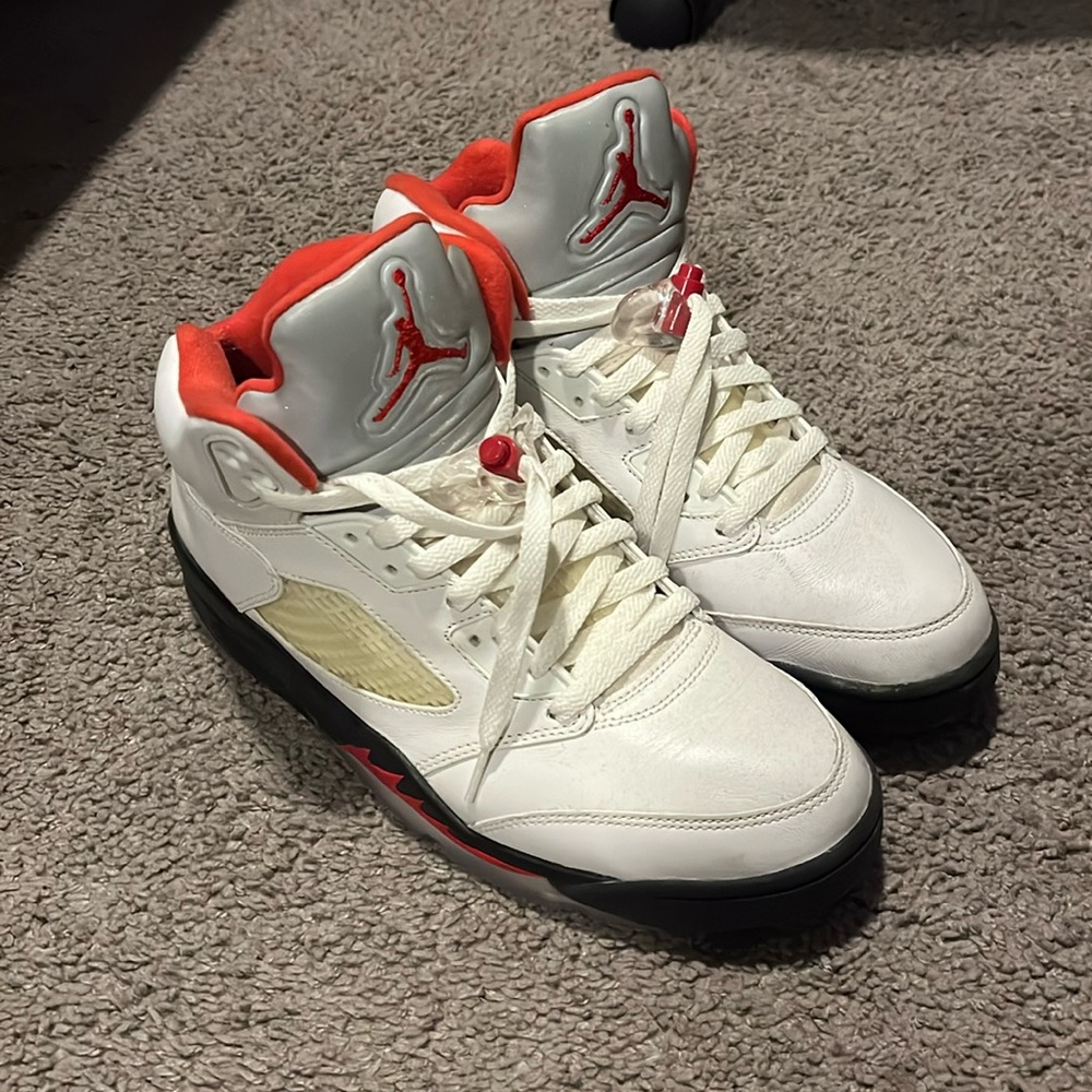 Jordan 5 Fire Red, Silver Tongue